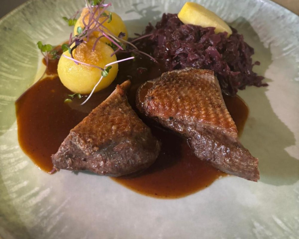 Martinsgans mit Rotkohl und Kartoffelknödeln
